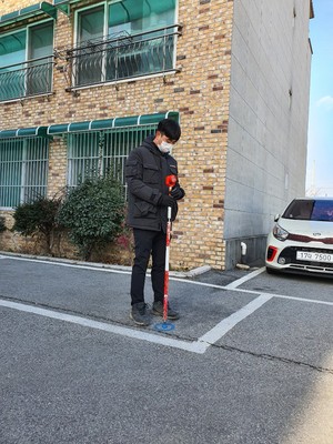 군에서 지적측량을 진행하고 있다.