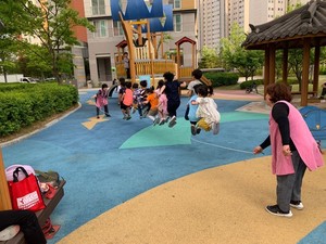  ‘I(아이) 신나 you(유)’ 찾아가는 아동놀이 프로그램에 참여한 아동들.