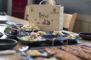 홍산마늘은 크기가 기존 마늘보다 큰 편이며, 당도가 보다 높은 편이라 구워먹을 때 맛이 좋다고 연구회 측은 밝혔다.