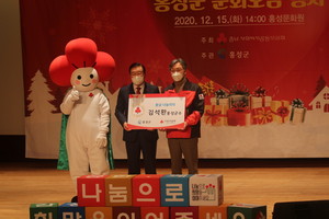 충남사회복지공동모금회의 ‘나눔리더’로 가입한 김석환 군수.
