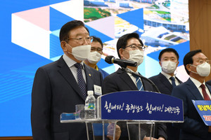 혁신도시 지정관련 기자회견을 하고 있는 김석환 군수.