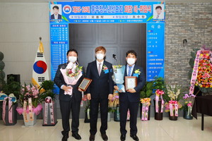 지난달 11일 진행된 이·취임식에서의 오용학 제25대 이임회장과 조수정 제26대 취임회장.