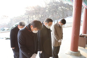 지난 4일 김성수 홍성교육지원청 교육장은 충령사에서 참배를 했다.