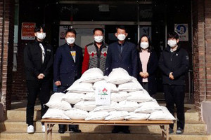 장곡면 상송리에 거주하는 박상옥 씨의 쌀 200kg(10kg 20포) 기탁 사진.