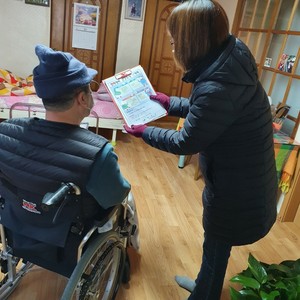한랭질환 대비를 위한 홍보물을 배포하고 있다.
