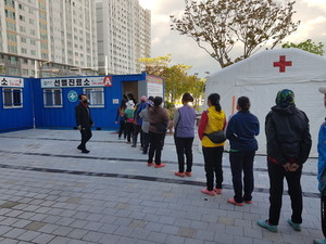 선별검사소에서 외국인들이 코로나19 검사를 받는 모습.