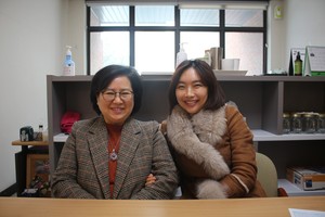 간호학과 학생들이 배움으로 인해 성장할 수 있게 적극 지원하겠다고 말하는 임은선 간호학부장(사진 왼쪽)과 김재희 교수 겸 STELLA 센터장(사진 오른쪽). 