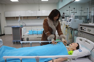 더미에 장착된 기구를 세세하게 설명하고 있는 김재희 교수.
