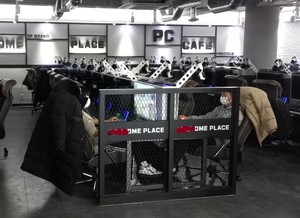 읍내 PC방 이용자들이 마스크를 착용한 채 PC방을 이용하고 있다.