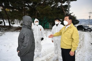 예산군 대술면 소재 부화장을 방문한 황선봉 군수.