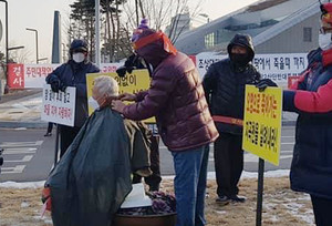 고덕면 주민 성은영 씨가 삭발을 하고 있다.