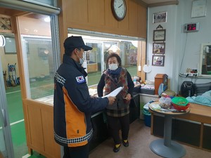 시장내에 운영중인 가게에서 설 연휴 대비 화재예방에 대한 설명을 하고 있는 홍성소방서 직원.&nbsp;