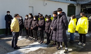 동계훈련을 하고 있는 홍남초등학교 학생들을 방문한 김성수 교육장.