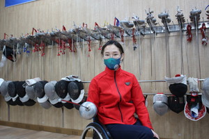 홍성군장애인체육센터 내의 휠체어 펜싱 훈련장에서 펜싱 자세를 잡아보이는 김선미 선수.