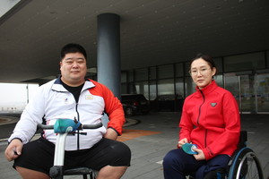 사진 왼쪽부터 전근배 역도선수, 김선미 휠체어 펜싱선수.