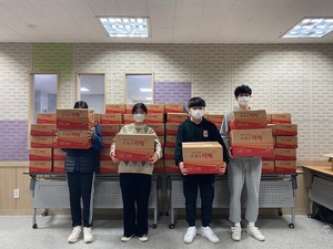 코로나19 대응 위생용품을 포장해 배포하는 자원봉사자들.