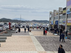 지난 23일 새조개 축제의 개막과 함께 새조개를 맛보러 남당항을 찾아온 사람들.