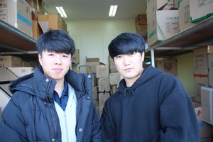 왼쪽부터 기형도, 황다빈 기가팩 대표.