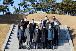 홍주의사총 참배를 마치고 함께 자리한 집행부와 촬영한 기념사진.