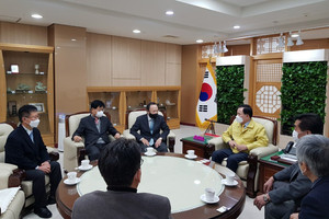 이어 충남도교육청을 찾아 김지철 교육감과 면담의 시간을 가졌다.
