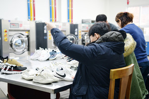 조양크린(장애인 보호작업장)에서 근무하는 장애인 모습.