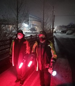 야간순찰을 진행하고 있는 예산소방서 의용소방대.