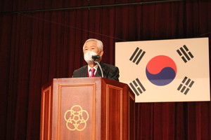 상삼 이태중 선생의 생애에 대한 설명을 하고 있는 이태복 전 보건복지부 장관.