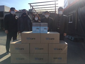 대중교통업체에 방역물품을 배부하고 있다.