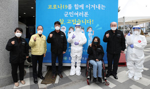 거점소독시설을 방문한 홍성군의회 의원들.