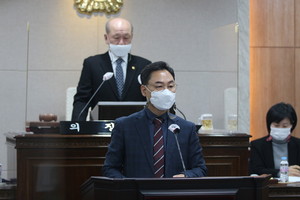 내포신도시 내의 교통이 개선돼야 인구 유입에 차질이 없을 것이라고 말하는 문병오 의원.