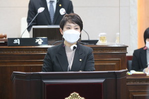 전통시장 내의&nbsp;‘홍주쇼핑타운’을 청년들의 거점으로 만들어나가자고 주장하는 김은미 의원.