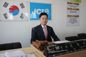 지역사회와의 교류를 끊임없이 이어가는 청년회의소를 만들어나가겠다고 말하는 원명재 회장.