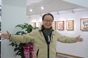 정도휴게소 2층에서 ‘옛 기와아트 전시회’에 대해 소개하고 있는 방송인·작가 이상벽 씨.