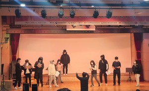무대에서 공연 연습을 하고 있는 방과 후 아카데미 소속 학생들.
