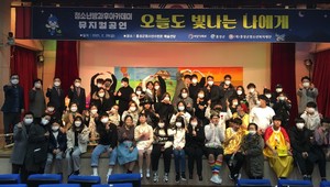 공연이 끝난 후, 참가자들과 관객들이 함께 기념사진을 촬영한 모습.