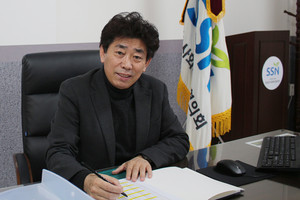 누구나 존중받고, 동등한 기본 권리를 추구하며 살아가는 것이 사회복지라고 말하는 홍성군사회복지협의회 김영만 회장.