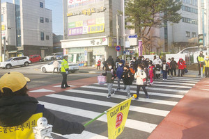 홍남초등학교 앞 등굣길 교통안전지도 실시 모습.
