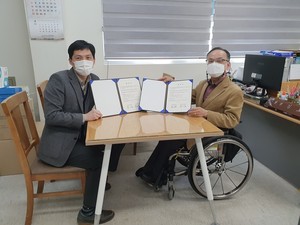 홍성군장애인보호작업장  김호현 원장(사진 오른쪽)과 홍성군장애인가족지원센터 엄기문 대표가 업무협약을 체결했다.