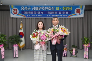 왼쪽부터 김미숙 이임회장, 장준표 제13대 취임회장.