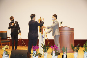 한국유신청년회 회장 이·취임식에서 박동견 이임회장(사진 가운데)이 고진석 취임회장(사진 오른쪽)에게 회기를 전달하고 있다.