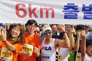 지난 2019년 9월 개최한 ‘제19회 이봉주 보스턴제패기념 홍성마라톤 대회’에 참석해 참가자들과 함께 달리기 위해 출발선에 선 이봉주 씨가 환하게 웃고 있다.