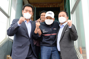 왼쪽부터 백승균 홍성군체육회장 이봉주 선수, 임유빈 홍성군체육회 사무국장, 뒤 공옥희 여사(이 선수 어머니).