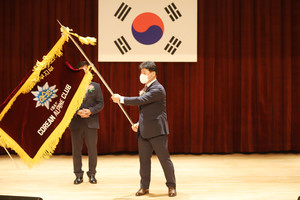지난 17일 (사)한국산악회충남서부지부장 이·취임식이 열렸다.(왼쪽부터 김기경 이임지부장, 김동규 취임지부장)