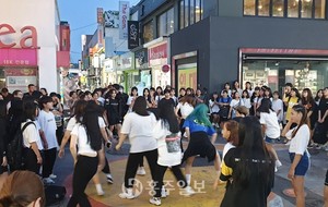 코로나19 바이러스 유행 전, 활력 있던 명동상가의 모습.