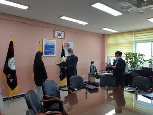 지난 22일 갈산 초·중·고등학교 각 교장실에서 진행된 장학금 수여식.