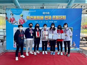 지난 23일 열린 전국조정대회에서 종합우승한 예산여고 조정부 선수들.
