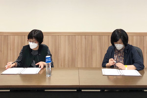 김정렬 한국도박문제관리센터 인천센터장(사진 왼쪽) 박선영 청운대학교 진로심리상담센터장이 협약서에 서명하고 있다.