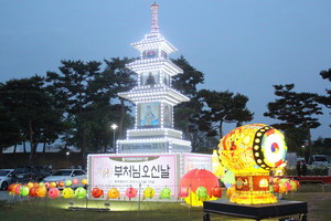 지난 28일 열린 연등회에서 점등된 봉축탑.