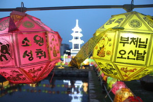 환하게 켜진 연등과 봉축탑.