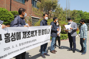지난 3일 충남종합건설사업소 책임자가 정상진 회장으로부터 항의 서한을 받고 있다.